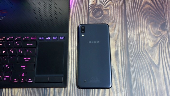 Samsung Galaxy M10 Belakang 1