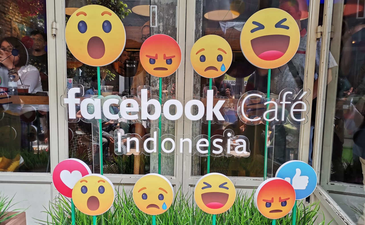 Facebook Cafe Feature