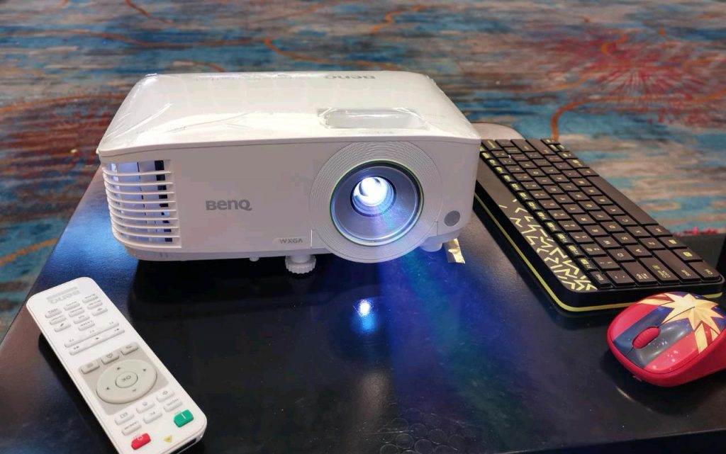 Смарт проектор. HP cc200 проектор. Портативный проектор HP Projector cc200. Проектор BENQ ew600 WXGA. Проектор Hewlett-Packard mp250.