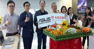 Grand-Opening-ASUS-Zenbook-Store-Potong-Tumpeng-by-AWs