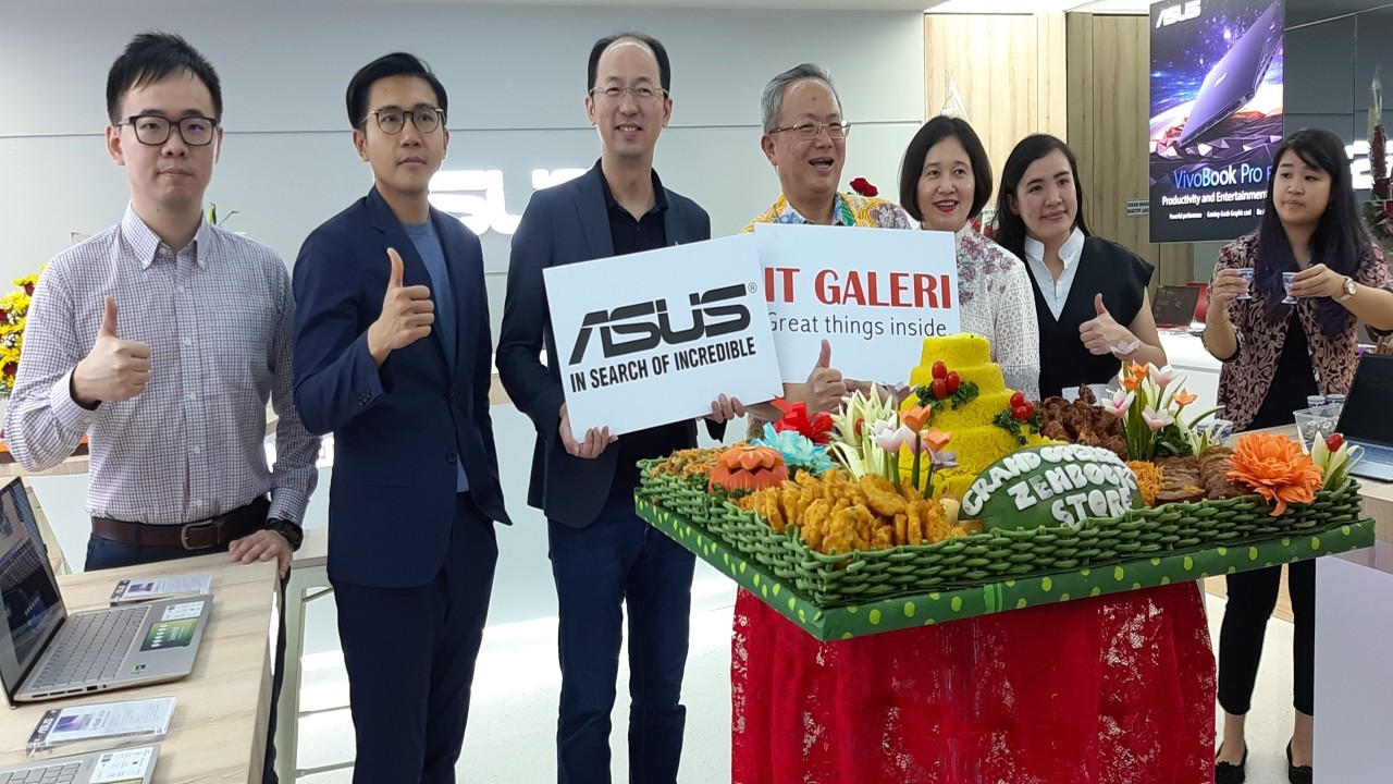 Grand-Opening-ASUS-Zenbook-Store-Potong-Tumpeng-by-AWs