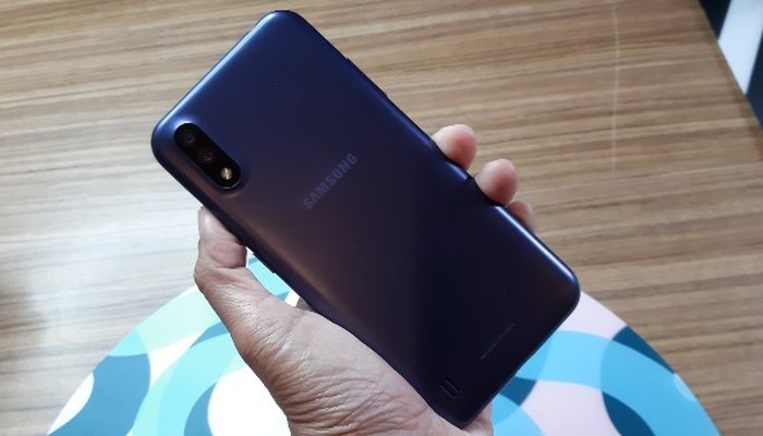 Samsung-Galaxy-A01-hands-on-bagian-belakang