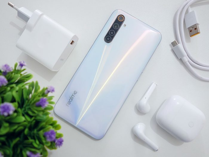 review realme 6 tampilan belakang