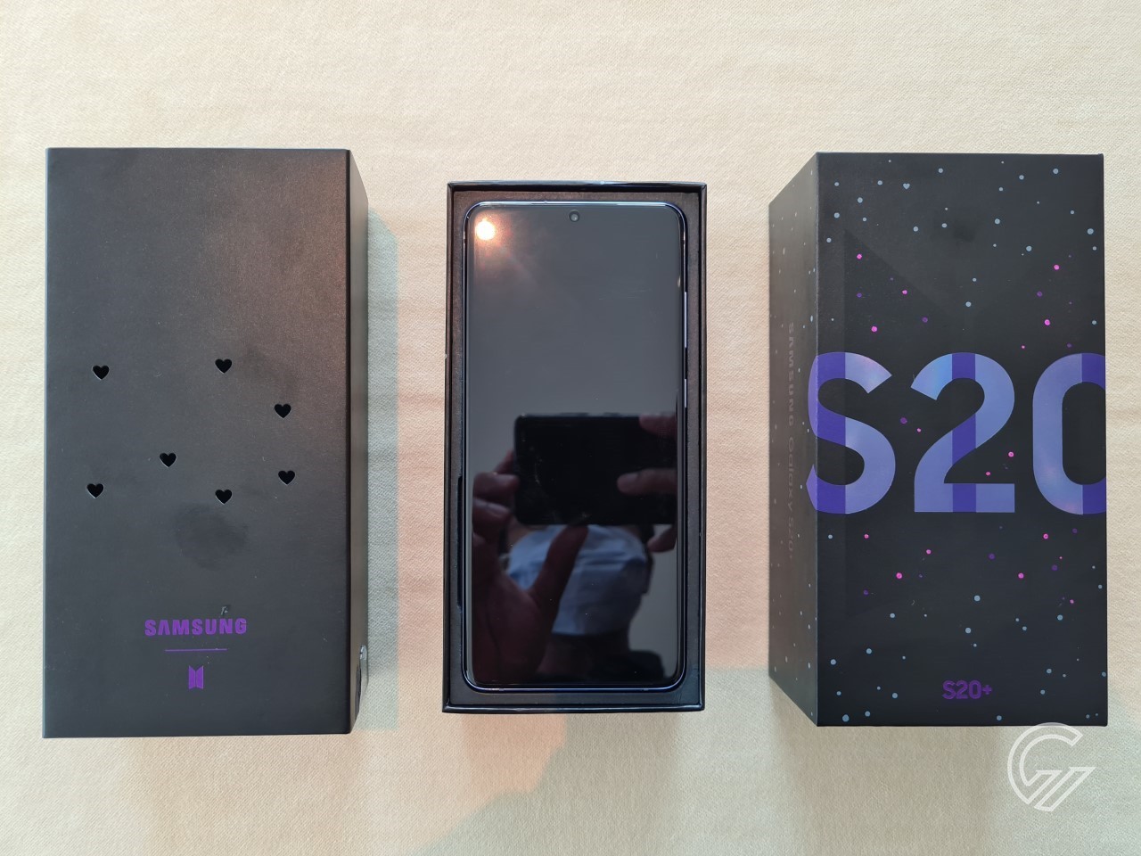 Samsung s20 bts. Samsung Galaxy s20+ BTS Edition. Аешис буст лухари эдишн фиолетовый. Сгибающийся телефон БТС.