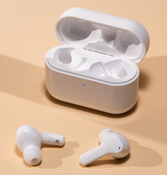 HONOR-CHOICE-True-Wireless-Earbuds-open-casing
