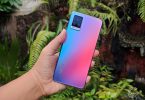 vivo-V20-HandsOnBackDiagonal