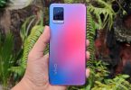 vivo-V20-HandsOnBackVertical