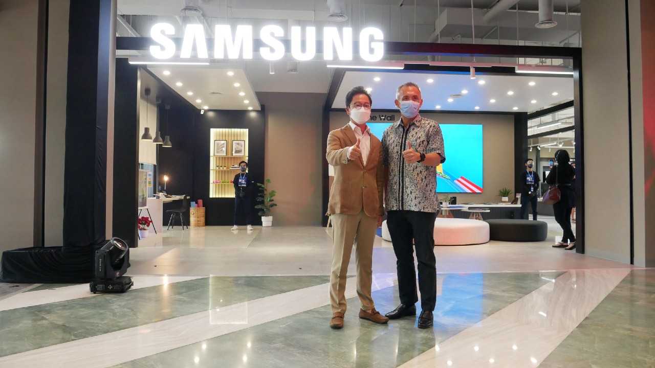 Grand-Opening-Samsung-Multi-Experience-Store
