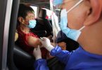 Lansia-di-Pos-Pelayanan-Vaksinasi-COVID-19-Drive-Thru-Halodoc-Cengkareng