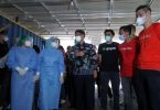 Menkes-berbincang-dengan-tenaga-kesehatan-di-pos-pelayanan-vaksinasi-COVID-19-Drive-Thru-Halodoc