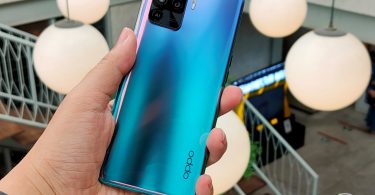 OPPO Reno5 F Back Hands-On