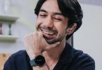 Reza-Rahadian-dengan-Galaxy-Buds2-dan-Galaxy-Watch4-series