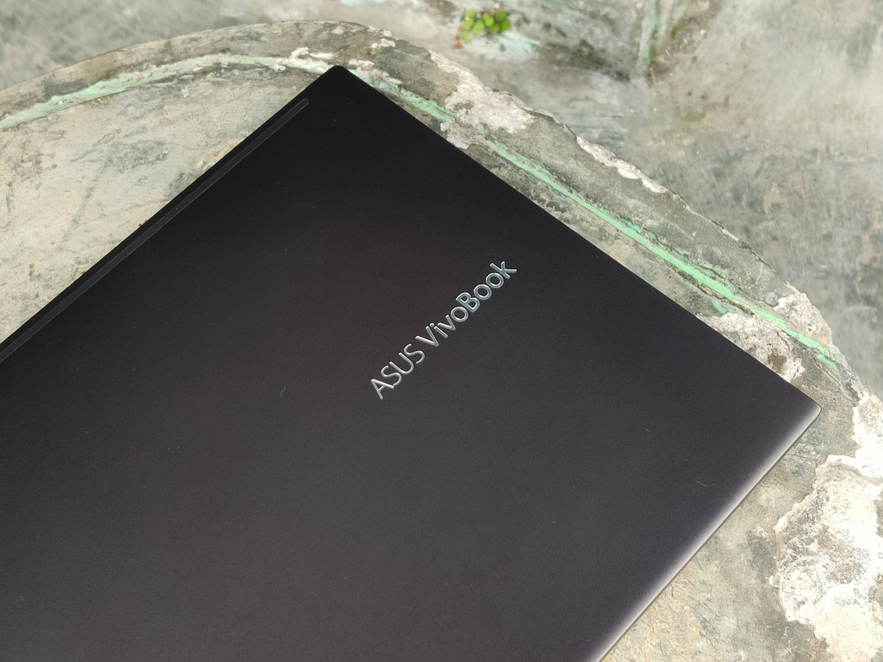 ASUS-VivoBook-15-OLED-K513-DiagonalCoverHalf
