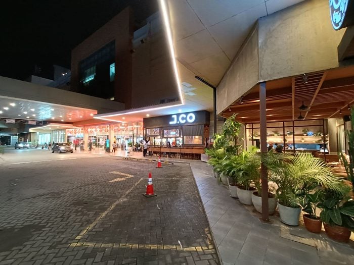 realme 9 Pro+ Kamera Belakang Malam Mall Super-wide