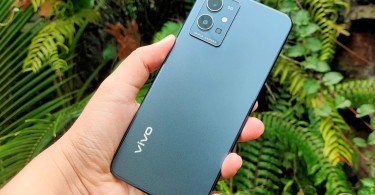 vivo-T1-5G-DiagonalBackHandsOn