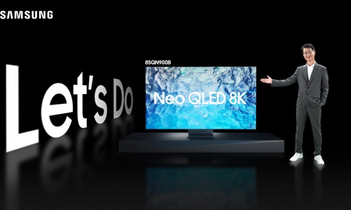 Simon-Lee-with-Samsung-Neo-QLED-8K.