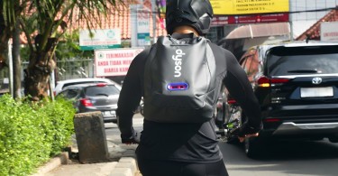 Bima-Aryo-menggunakan-Dyson-Air-Quality-Backpack-saat-Bersepeda