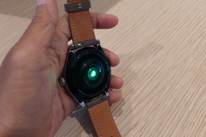 Huawei-Watch-Buds-sensor-detak-jantung.