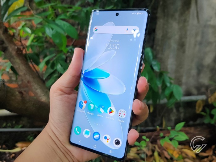 vivo-V27-5G-DisplayHandsOnSide