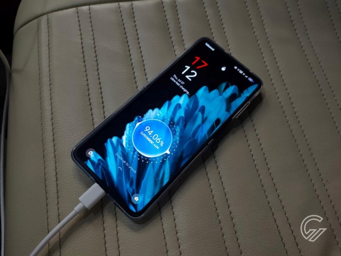 OPPO 80W SUPERVOOC Charger Car with Find N2 Flip Terbuka