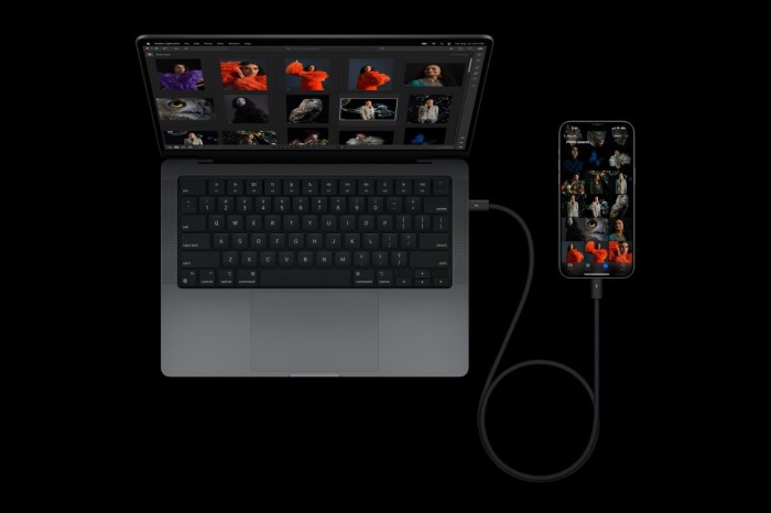  Apple-iPhone-15-Pro-dengan-USB-C-ke-MacBook