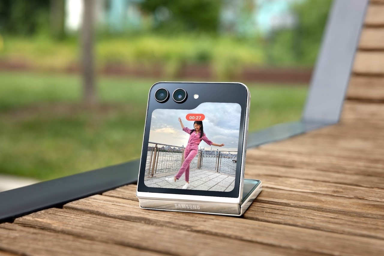 Tampil Beda di Social Media dengan Mirror Selfie Menggunakan Samsung Galaxy Z Flip5