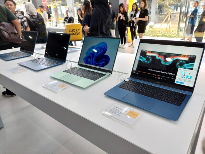 realme-Experience-Store-laptop