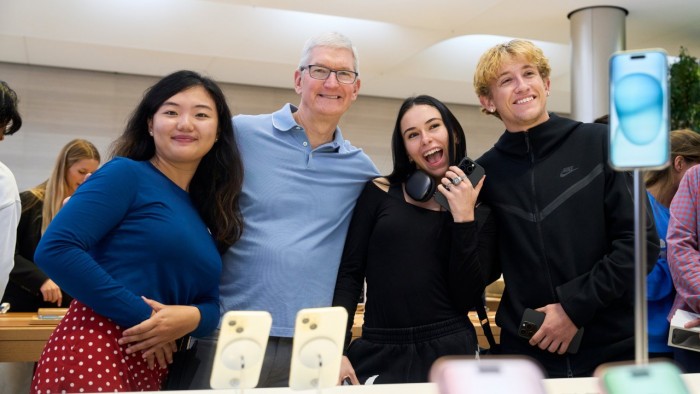 Apple-5th-Ave-New-York-customer-with-Tim-Cook-.