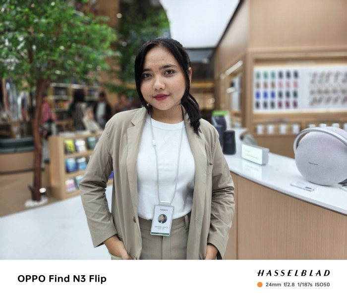 OPPO Find N3 Flip - 1x Portrait - Model 2