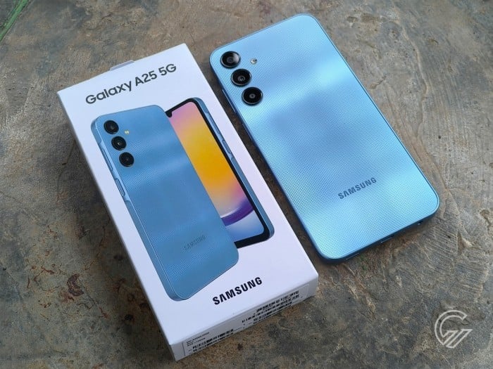 Samsung Galaxy A25 5G - Diagonal with Box Left