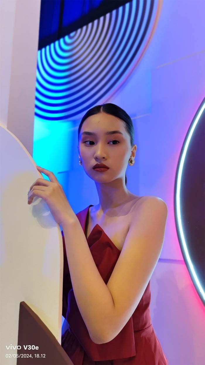 vivo V30e - Aura Light Portrait Long Range