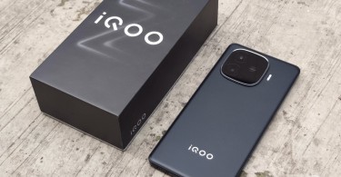 iQOO Z9 - Diagonal with Box
