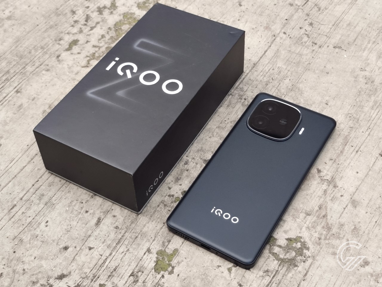 iQOO Z9 - Diagonal with Box