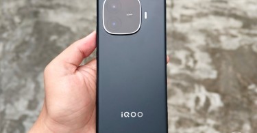 iQOO Z9 - Straight Back Handson