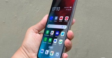 OPPO Reno12 F 5G - Display Handson Right