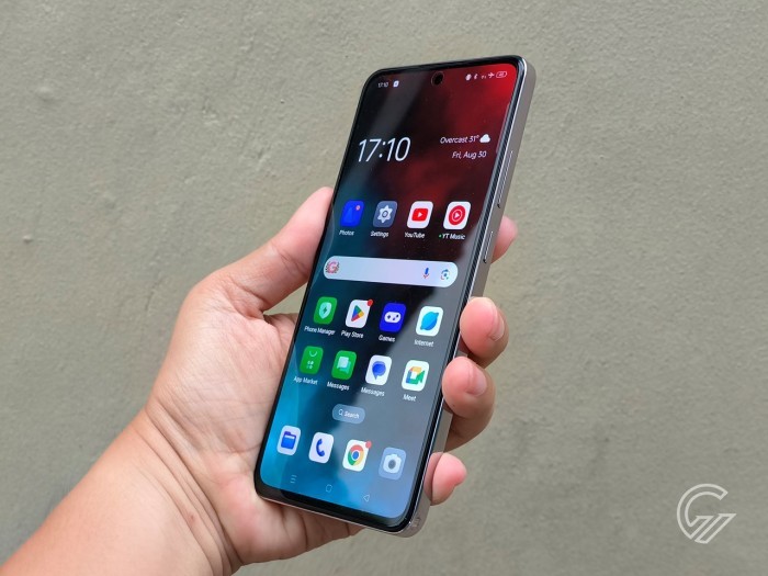 OPPO Reno12 F 5G - Display Handson Right