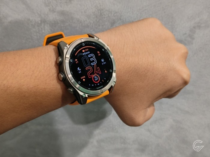  Garmin-Fenix-8-oranye