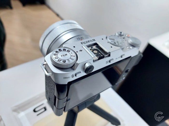  FUJIFILM-X-M5-silver-atas