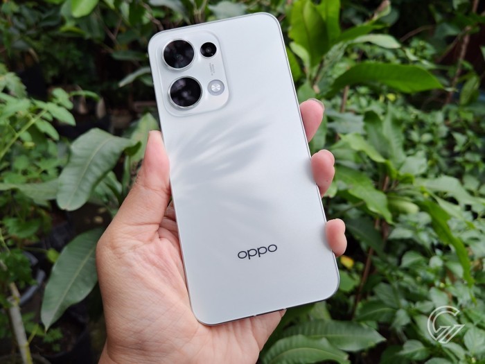 OPPO-Reno13-5G-BackHandsOnDiagonalLiuk