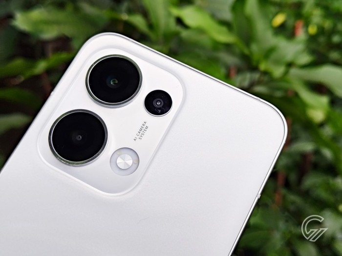 OPPO-Reno13-5G-CameraHalf