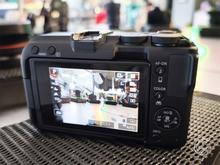 Canon EOS R50 V Display