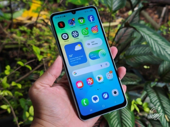 Samsung-Galaxy-A06-5G-Diagonal-HomeScreen-Right