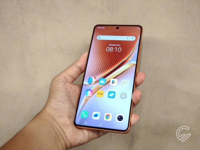 iQOO Neo 10 - Layar diagonal kanan