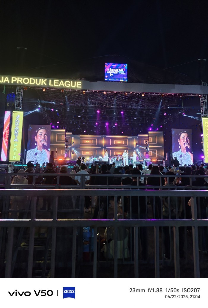 vivo-V50-5G-Konser-1xZoom