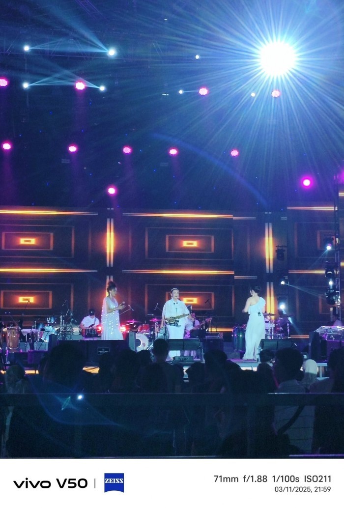 vivo-V50-5G-Konser-3xZoom