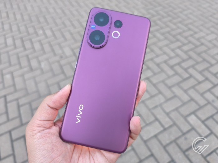vivo-V60-Handson-diagonalback