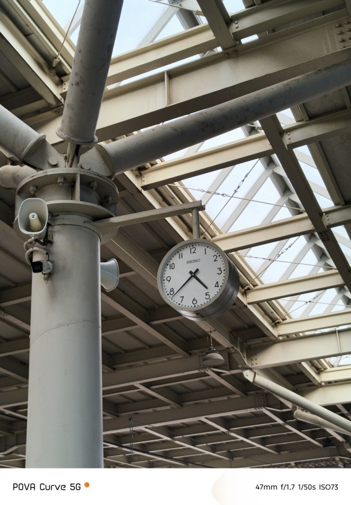 TECNO-POVA-Curve-5G-JamStasiun-2xZoom