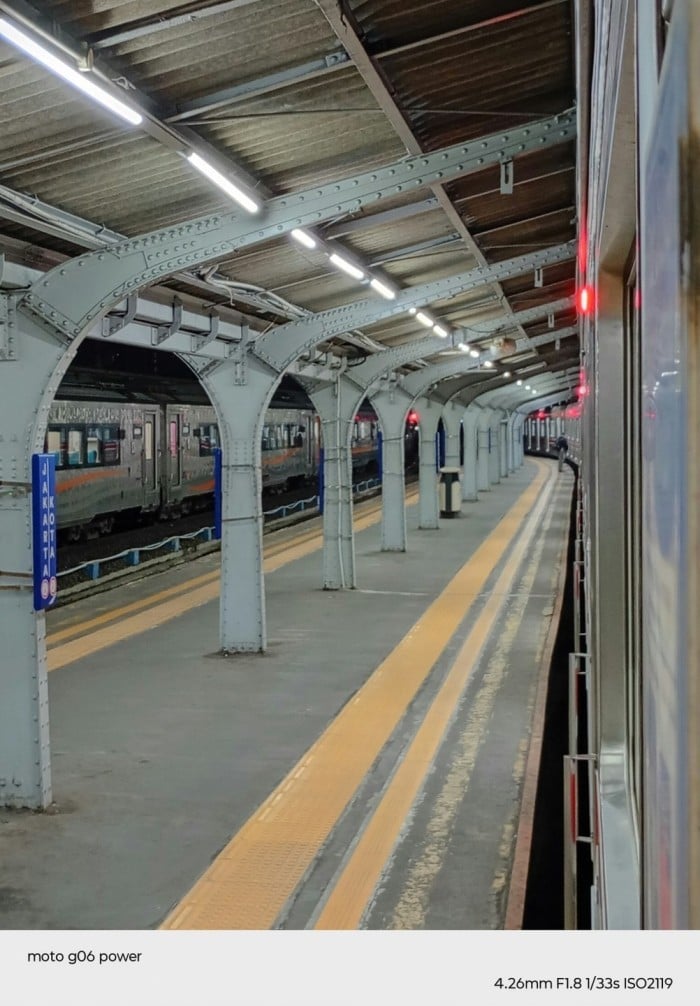 00-moto-g06-Power-Malam-Stasiun