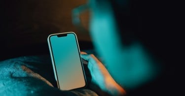 Orang Lagi Liat Handphone