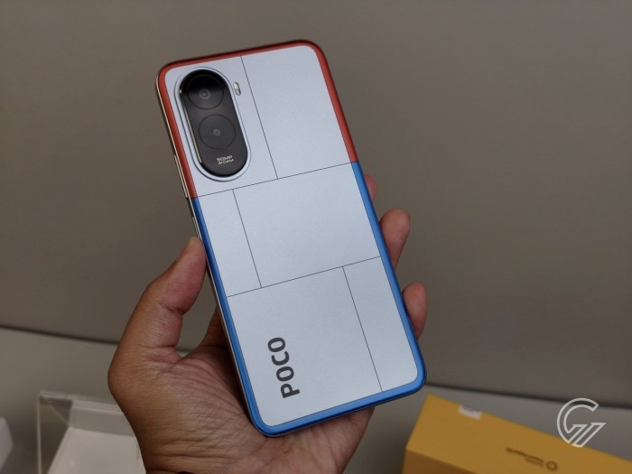 POCO-M7-SilverHandson